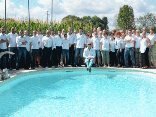 italian-team-sitting-by-the-pool